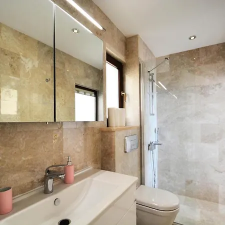 Sleeps 10 Pool Air Con Wifi