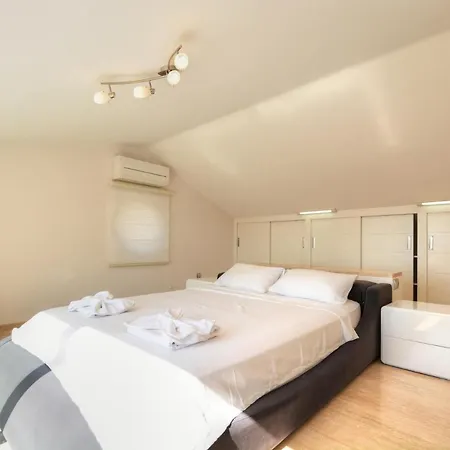 Villa Sleeps 10 Pool Air Con Wifi *