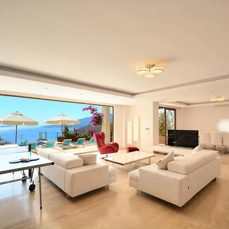 Sleeps 10 Pool Air Con Wifi