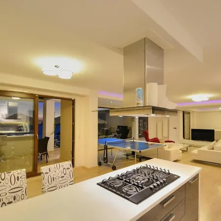 Sleeps 10 Pool Air Con Wifi Villa
